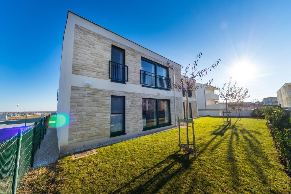 Queen Beach Apartments Nin Exteriér fotografie